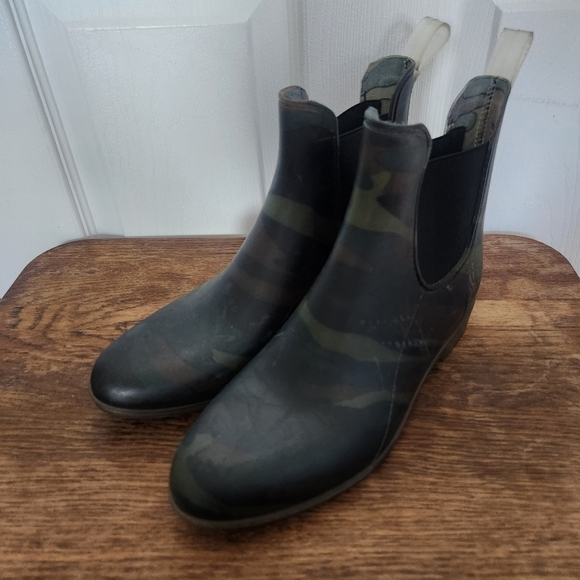J. Crew Shoes - J Crew Chelsea Olive Camo Rubber Rain Boots Shoes Women's Size 9